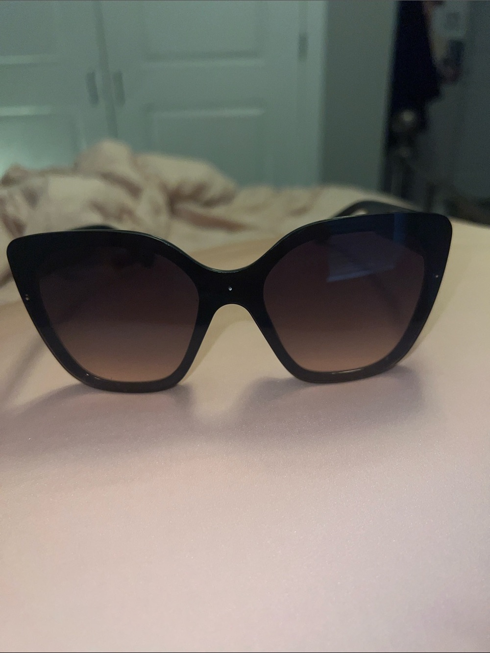 Stylish Cat-Eye Women's Sunglasses - Black Frame with Gradient Lenses